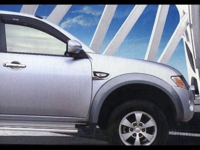 Mitsubishi L200 Triton (2005-) повторители поворотов с декоративными хромированными рамками, комплект 2 шт.